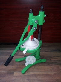 מסחטת רימונים והדרים